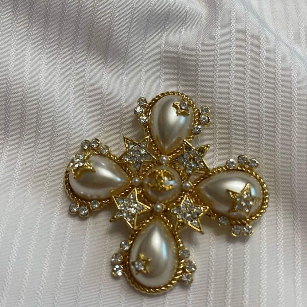 Chanel Pearl Crystal Statement Brooch - Picture 2 of 9